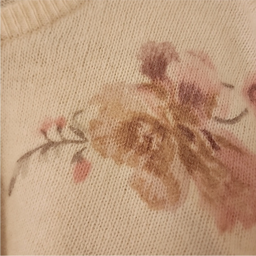 Pink dainty floral sweater - Picture 3 of 4